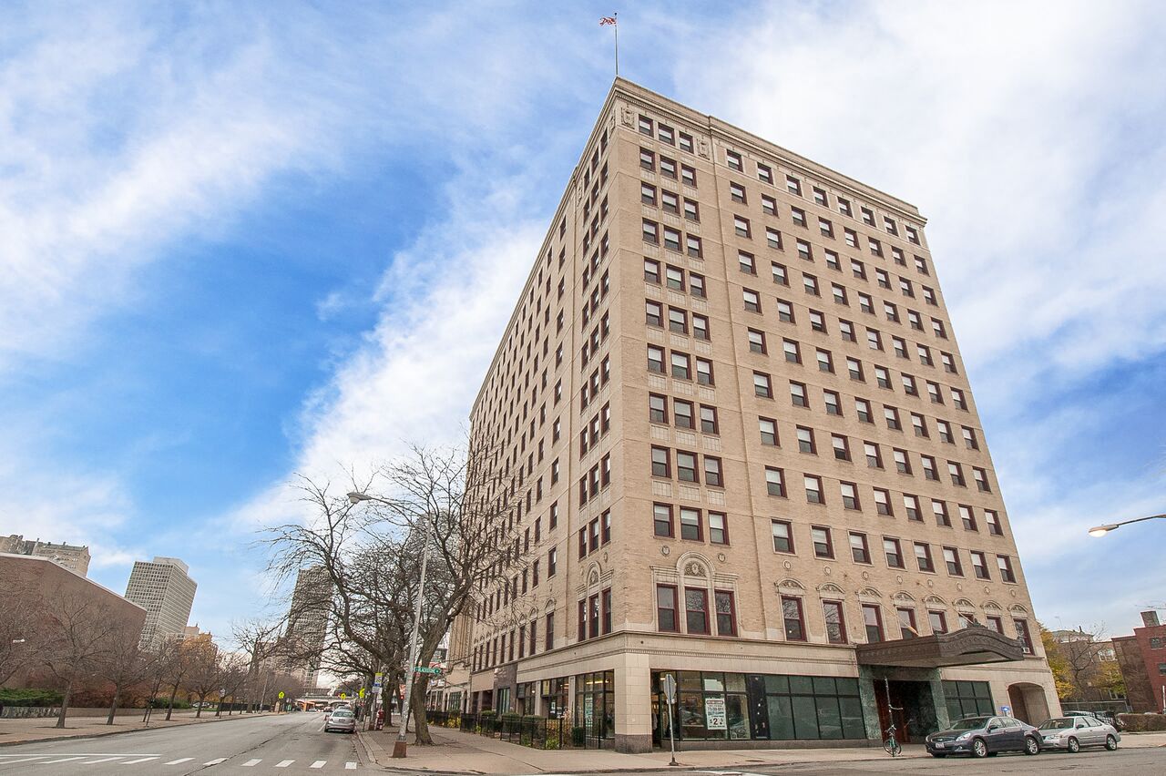 Hyde Park Chicago apartment home rental uchicago university of chicago high rise skyline views